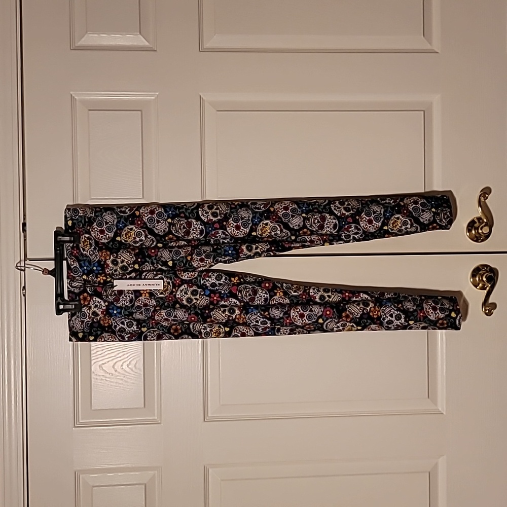 Runway Ready skull leggings size small